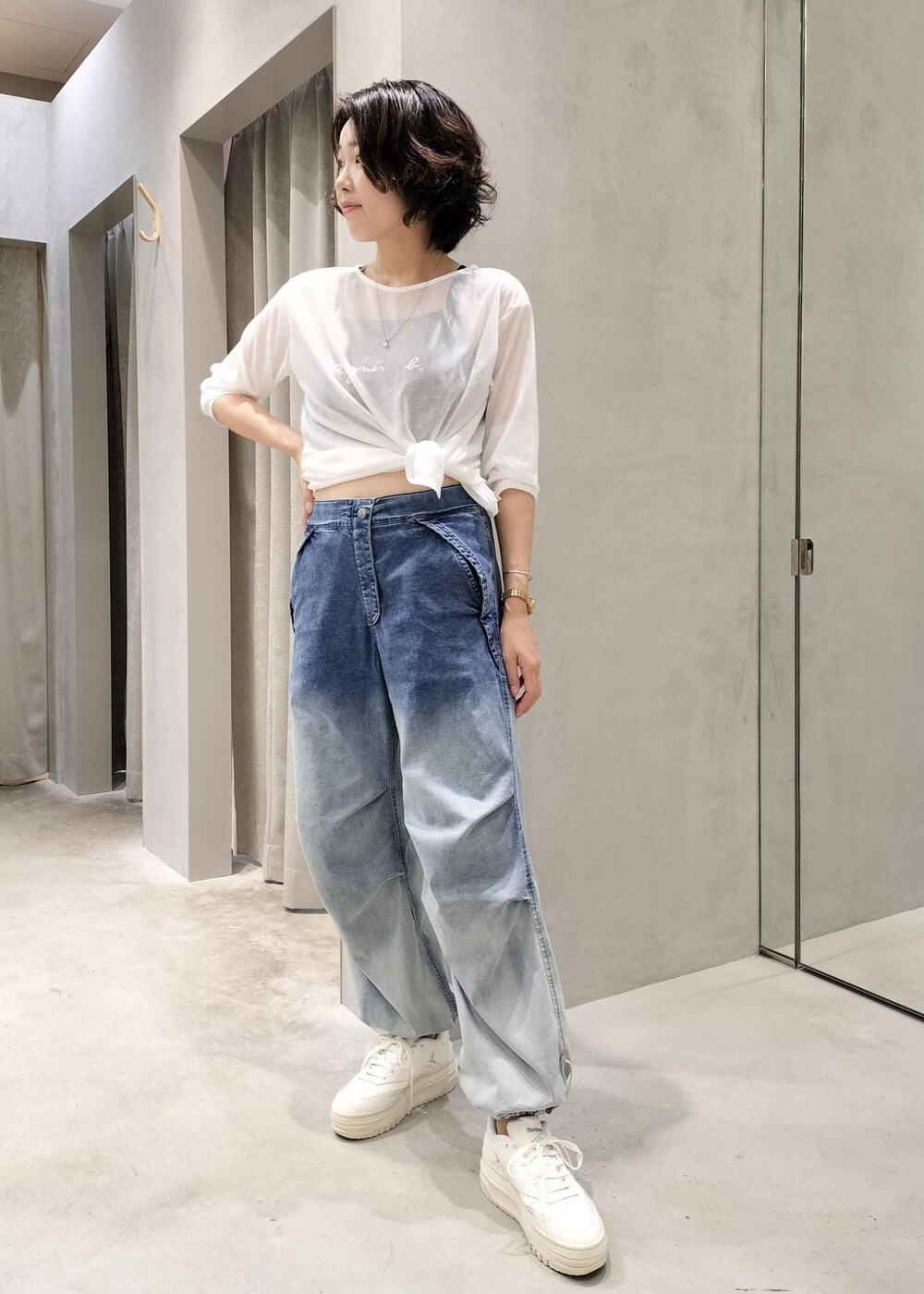 ホワイト系のスニーカー、ブルー系のデニムパンツ、ホワイト系のTシャツ/カットソーを着用したレディースの夏コーディネートの5枚目の写真