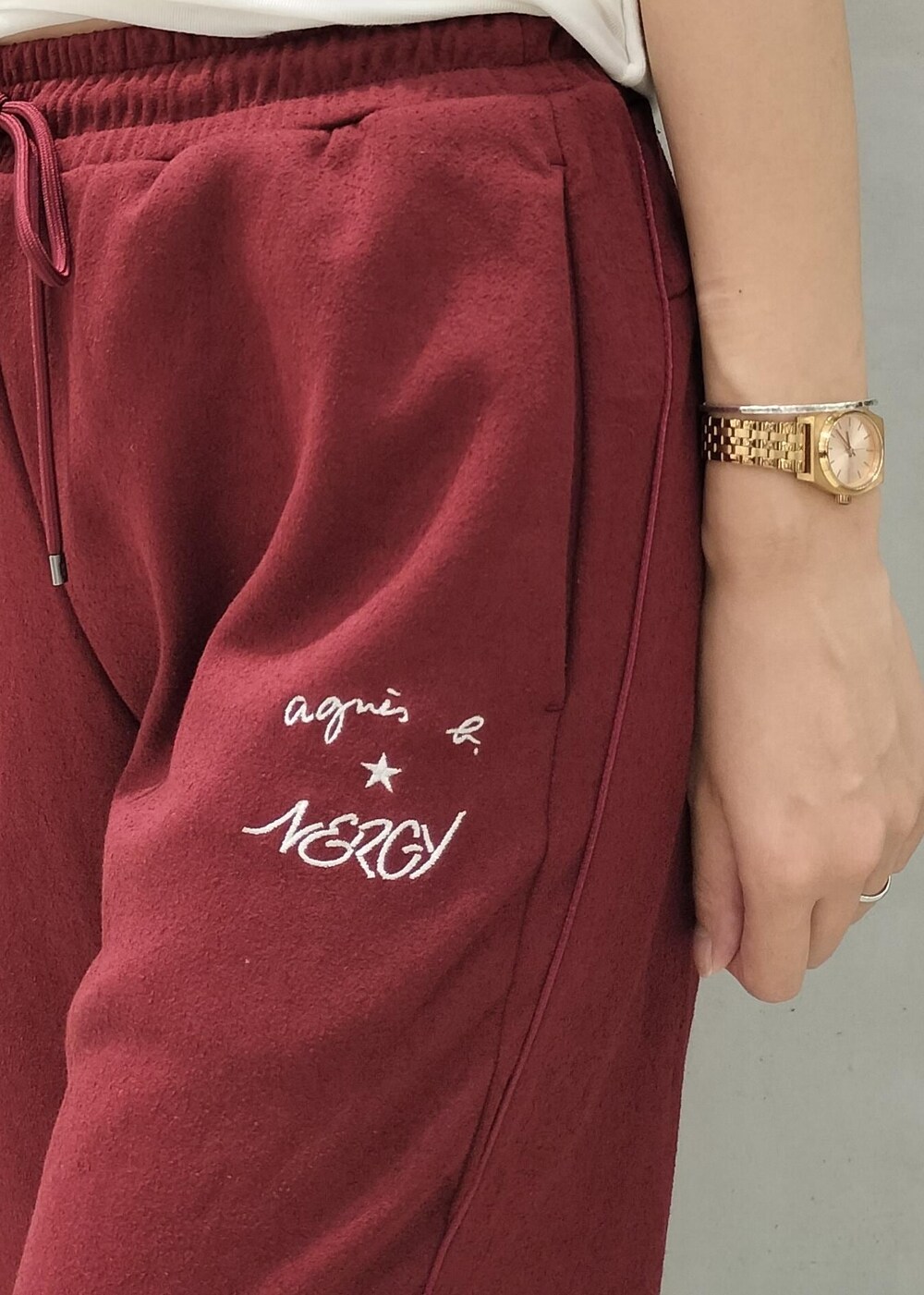 ベージュ系のスニーカー、ブラック系のトートバッグ、レッド系のその他パンツを着用したレディースの秋コーディネートの4枚目の写真