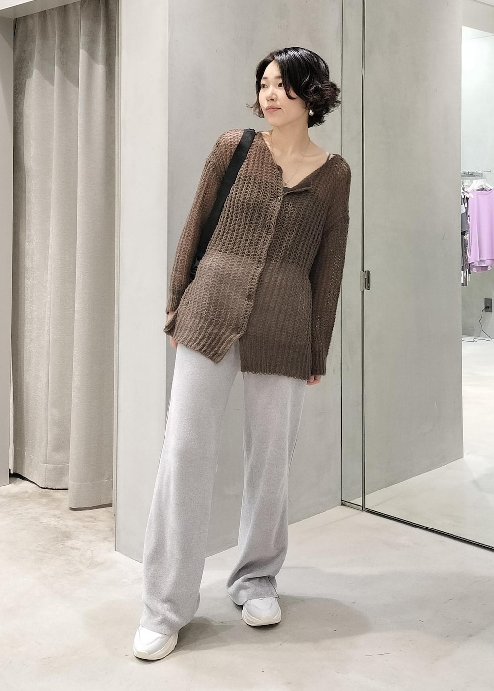 グレー系のキャミソール、ブラウン系のカーディガン/ボレロ、ブラック系のボディバッグ/ウエストポーチを着用したレディースの秋コーディネートの6枚目の写真