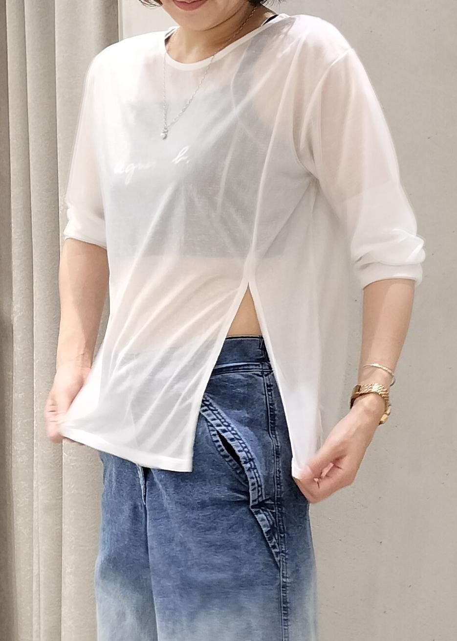 ホワイト系のスニーカー、ブルー系のデニムパンツ、ホワイト系のTシャツ/カットソーを着用したレディースの夏コーディネートの4枚目の写真