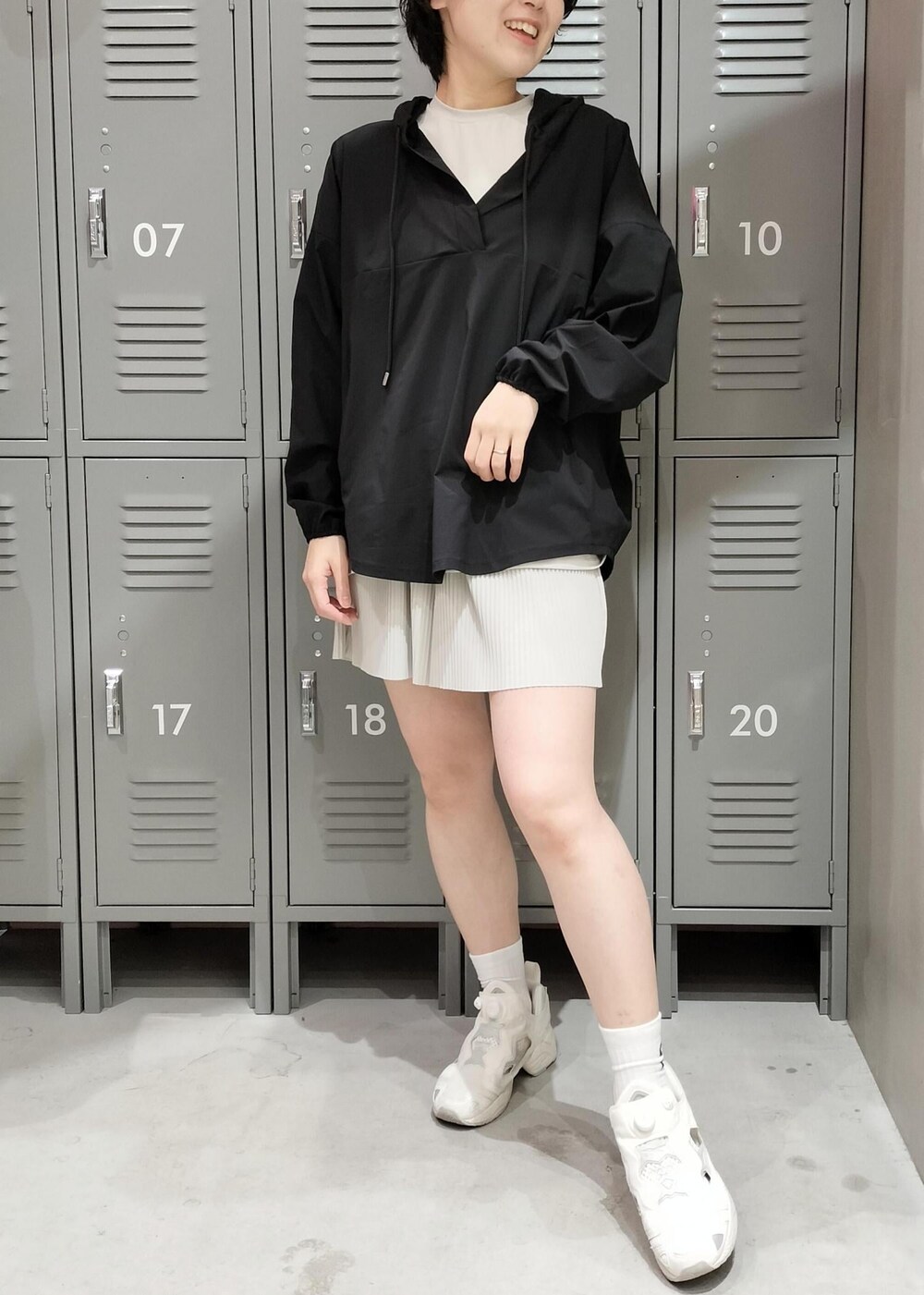 ブラック系のパーカー、グレー系のTシャツ/カットソー、グレー系のその他パンツを着用したレディースの春コーディネートの2枚目の写真