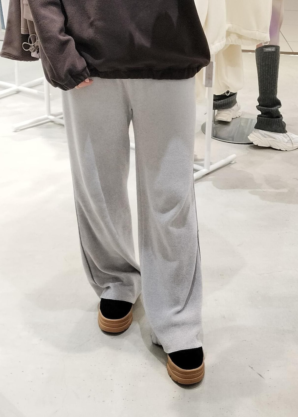 ブラウン系のその他トップス、グレー系のその他パンツ、ブラック系のスニーカーを着用したレディースの冬コーディネートの5枚目の写真