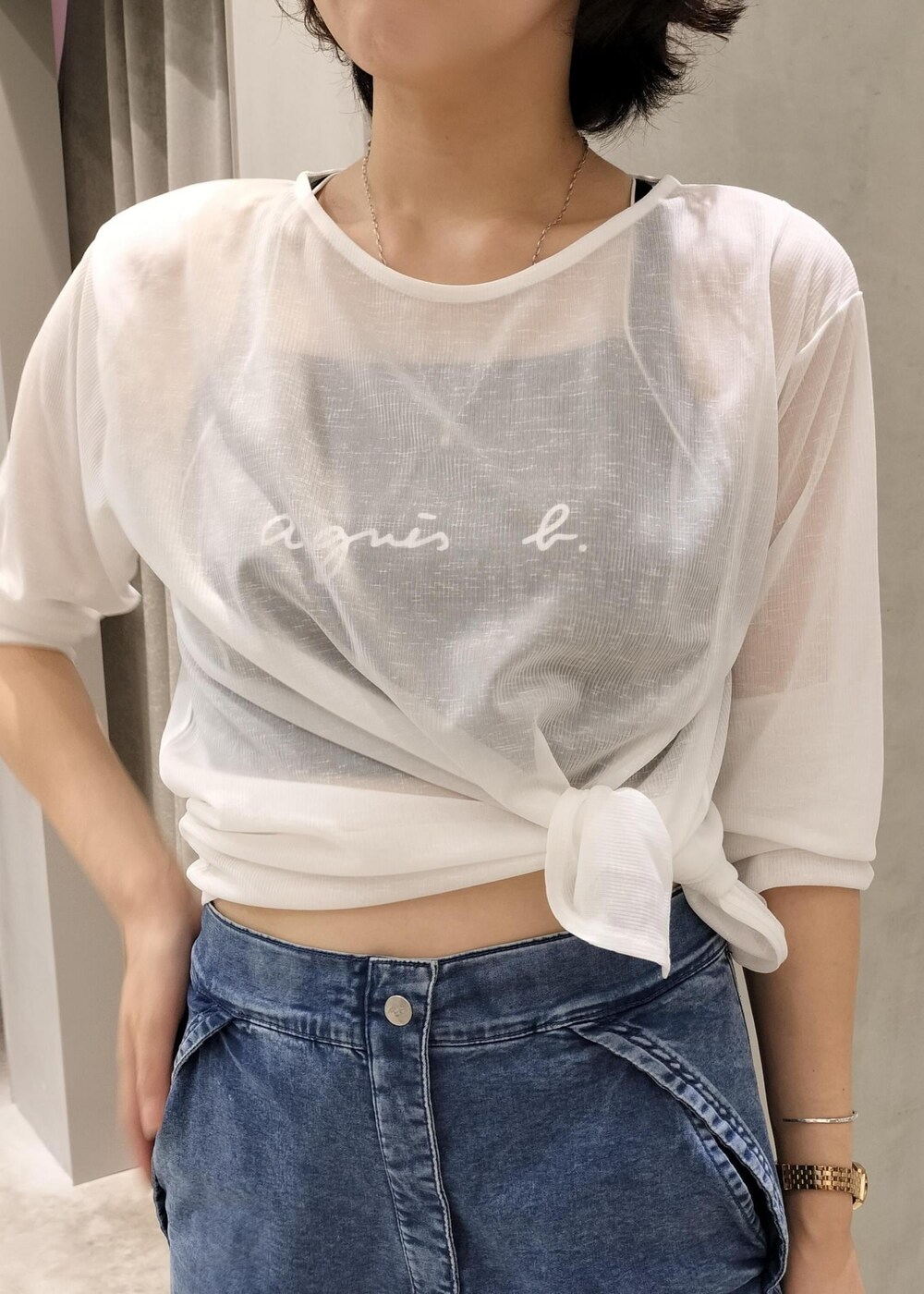 ホワイト系のスニーカー、ブルー系のデニムパンツ、ホワイト系のTシャツ/カットソーを着用したレディースの夏コーディネートの6枚目の写真