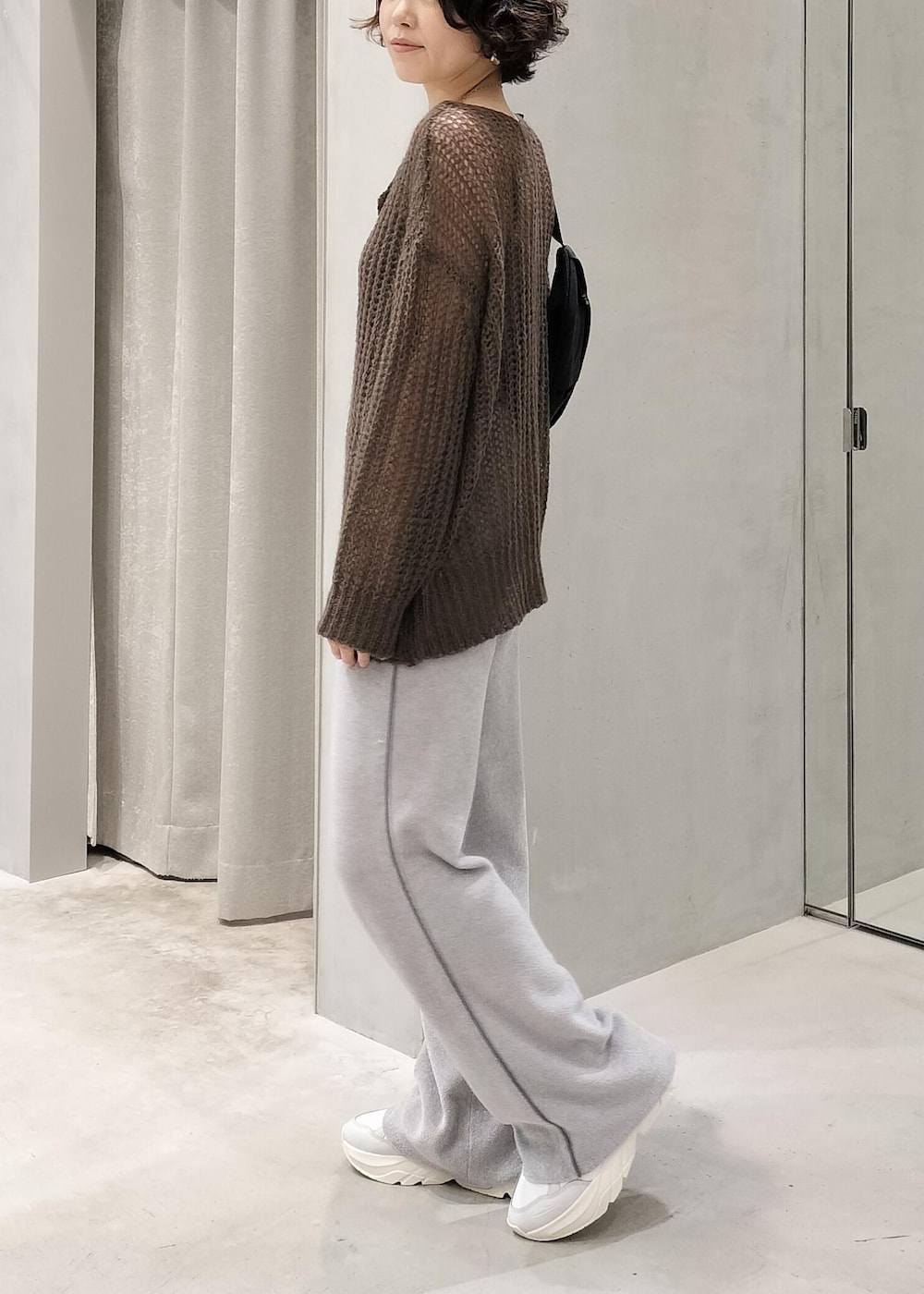 グレー系のキャミソール、ブラウン系のカーディガン/ボレロ、ブラック系のボディバッグ/ウエストポーチを着用したレディースの秋コーディネートの7枚目の写真