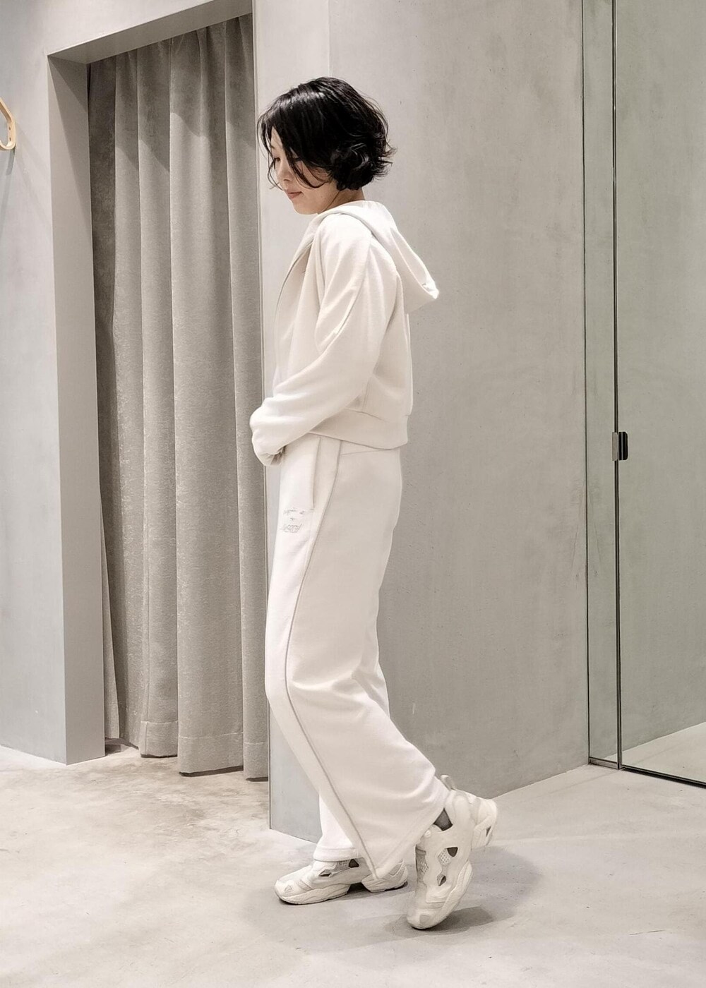 ベージュ系のスニーカー、ホワイト系のその他パンツ、ホワイト系のパーカーを着用したレディースの夏コーディネートの2枚目の写真