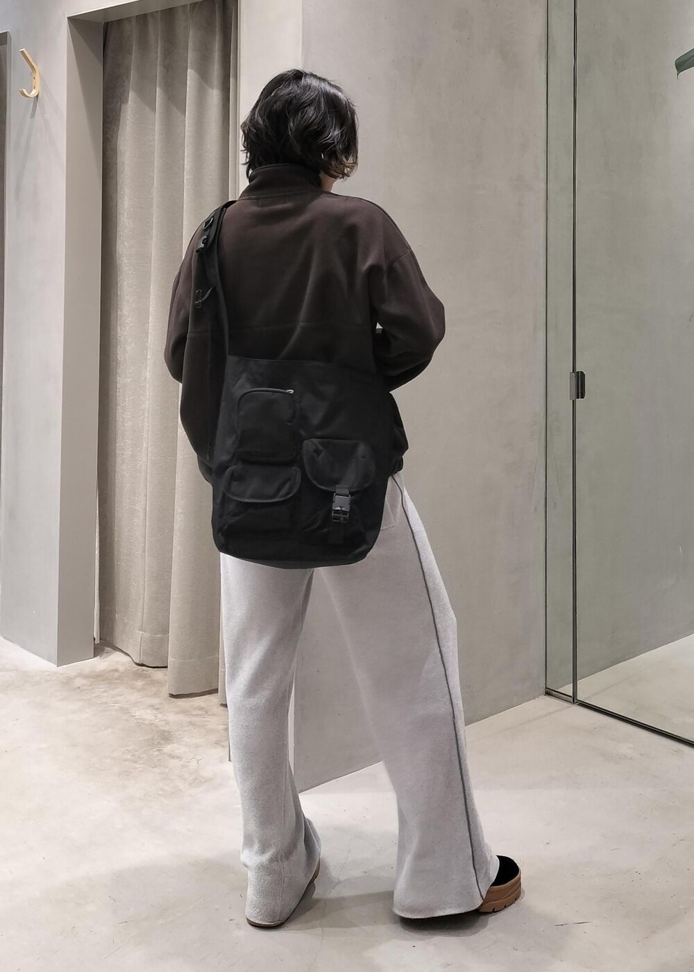 ブラウン系のその他トップス、グレー系のその他パンツ、ブラック系のスニーカーを着用したレディースの冬コーディネートの3枚目の写真