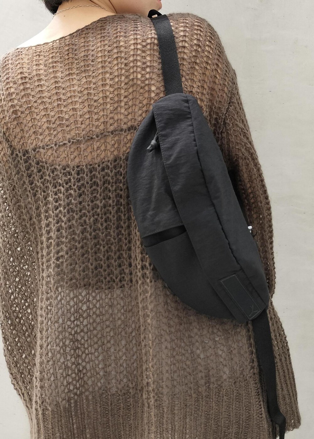 グレー系のキャミソール、ブラウン系のカーディガン/ボレロ、ブラック系のボディバッグ/ウエストポーチを着用したレディースの秋コーディネートの5枚目の写真