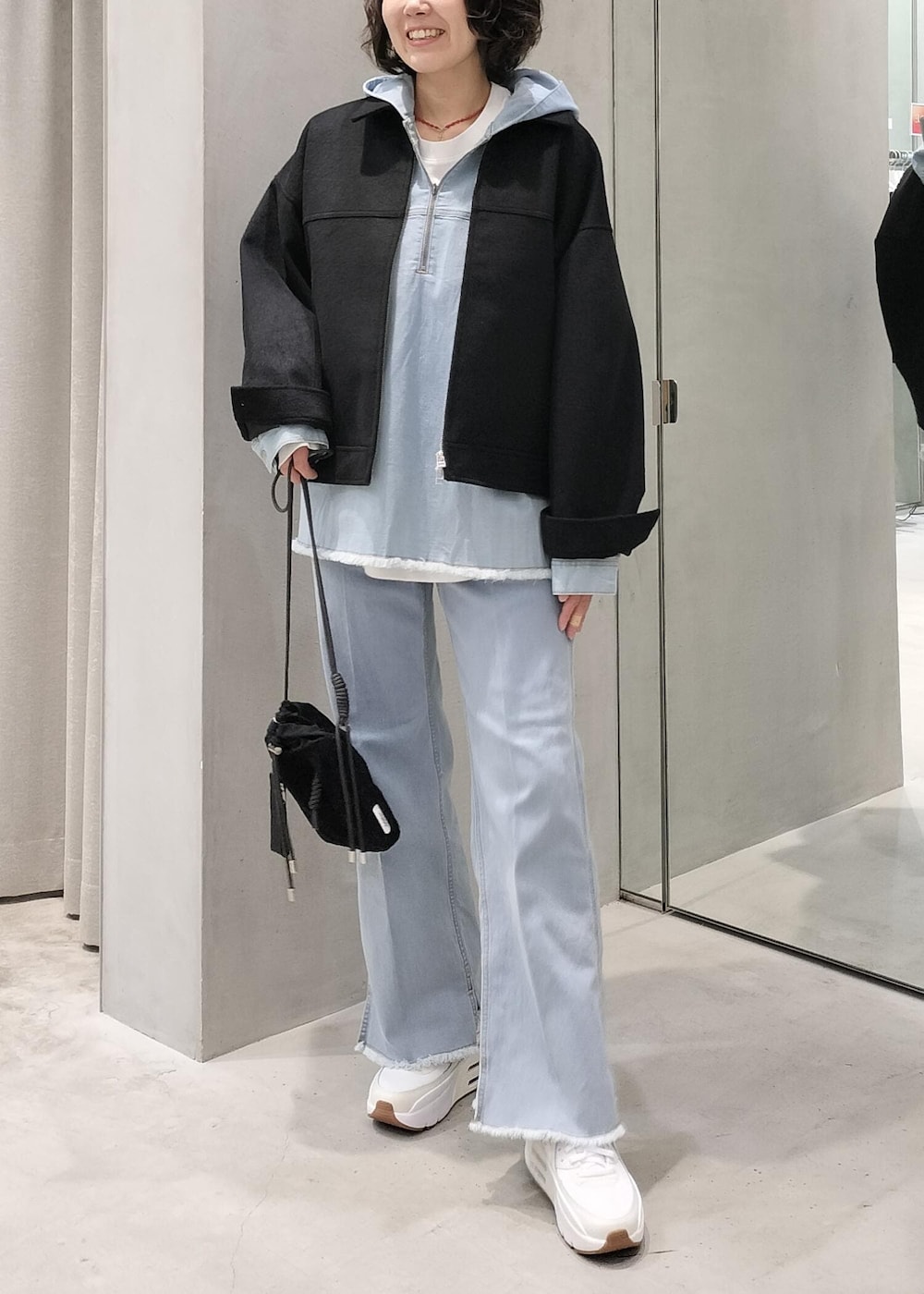 ブルー系のデニムパンツ、ブルー系のパーカー、ホワイト系のTシャツ/カットソーを着用したレディースの冬コーディネートの3枚目の写真