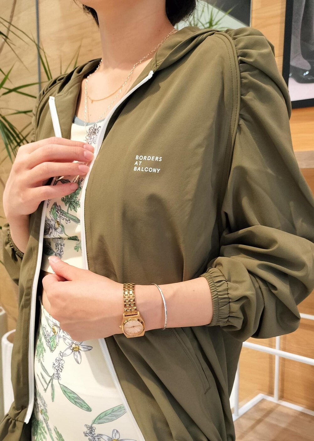 グリーン系のサンダル、グリーン系のパーカー、ベージュ系のレギンス/スパッツを着用したレディースの夏コーディネートの3枚目の写真