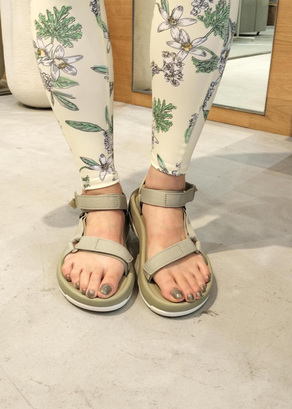 グリーン系のサンダル、グリーン系のパーカー、ベージュ系のレギンス/スパッツを着用したレディースの夏コーディネートの4枚目の写真