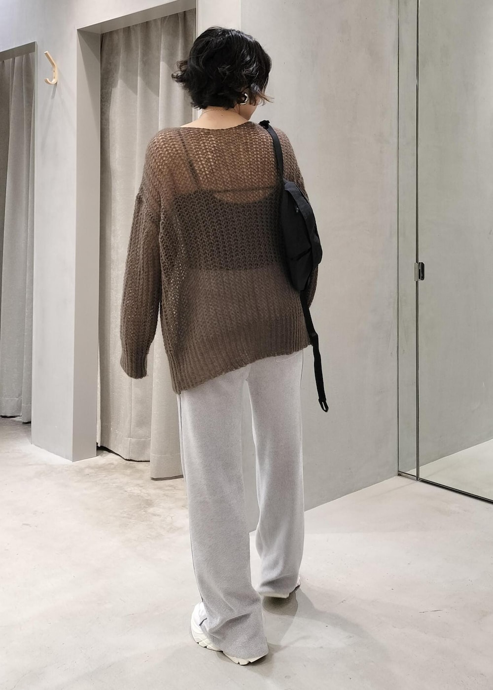 グレー系のキャミソール、ブラウン系のカーディガン/ボレロ、ブラック系のボディバッグ/ウエストポーチを着用したレディースの秋コーディネートの3枚目の写真