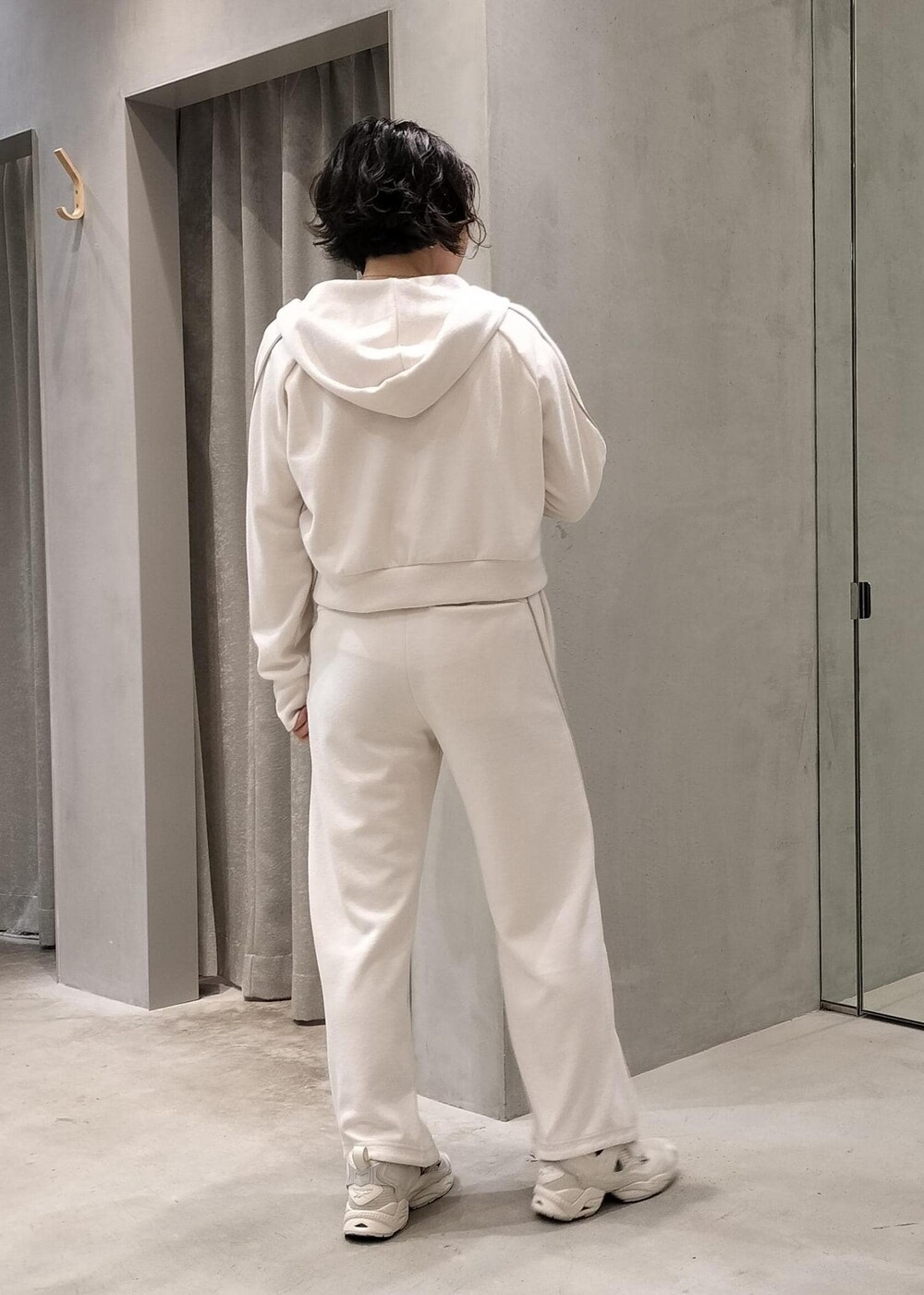 ベージュ系のスニーカー、ホワイト系のその他パンツ、ホワイト系のパーカーを着用したレディースの夏コーディネートの3枚目の写真