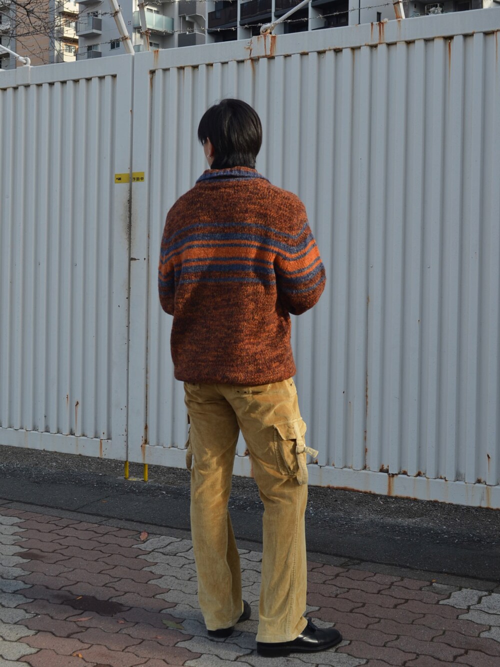 ブラック系のローファー、シルバー系のピアス（片耳用）、その他のその他を着用したメンズの冬コーディネートの2枚目の写真