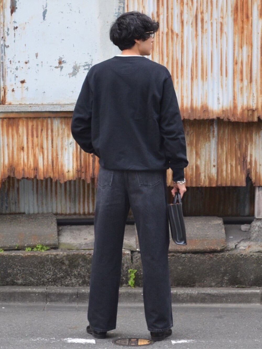 「新星WEARISTAにエントリー、メンズファッション、シンプルコーデ、ノームコア、大人カジュアル、きれいめカジュアル、UNIQLO、今日のコーデ、お出かけコーデ、着回しコーデ、黒、スラックス、革靴、ミニバッグ、プチプラコーデ」｜「UNIQLOのアイテム（スウェット、ブラック系）」を使った、99's りく&せーかさん（メンズ・178cm）の冬コーディネートの2枚目の写真