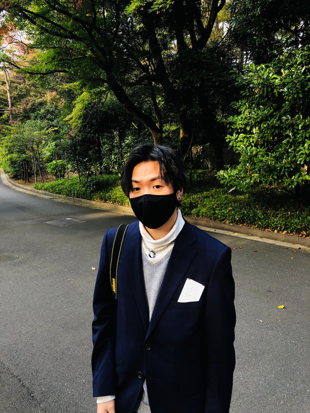 ベージュ系のスニーカー、ブルー系のスーツパンツ、ブルー系のスーツジャケットを着用したメンズの冬コーディネートの2枚目の写真