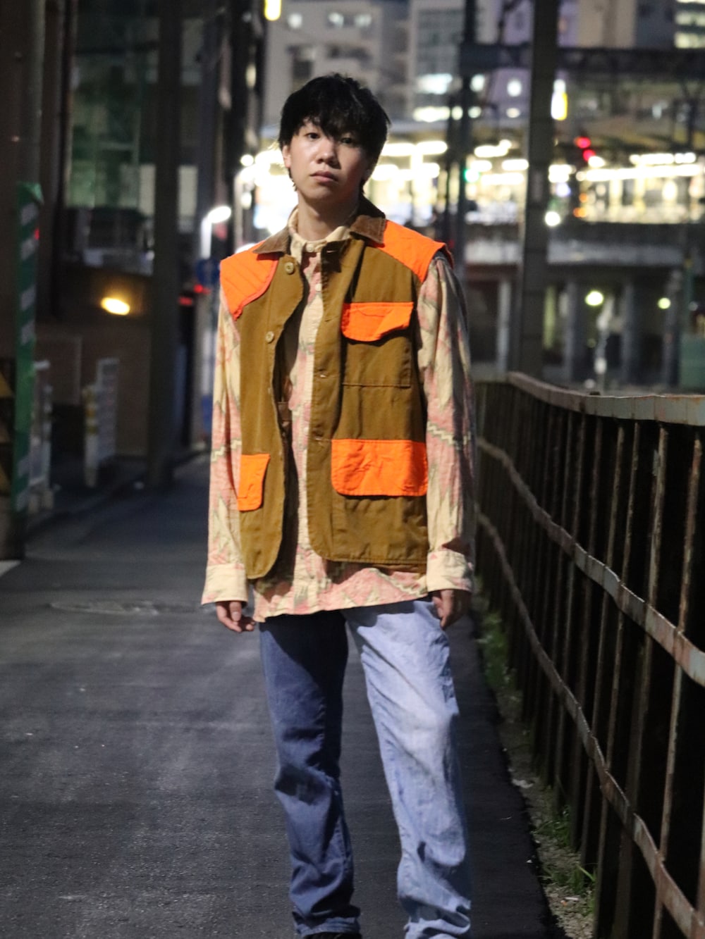「古着MIX、古着コーデ、古着、古着ミックス、オレンジ、デニムパンツ、ジーンズ、スニーカー、冬コーデ、ベスト、ベスト×シャツ、重ね着、アウトドアスタイル、シャツスタイル、冬を彩る色いろコーデ」｜「古着のアイテム（ベスト、オレンジ系）」を使った、99's りく&せーかさん（メンズ・173cm）の冬コーディネートの3枚目の写真