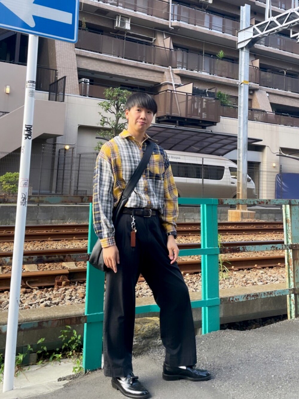 「秋服準備はじめました、メンズファッション、HARUTA、ハルタ、ハルタ(HARUTA)、APC、A.P.C.、HARE、ハレ(HARE)、古着コーデ、古着MIX、古着男子、古着好き、スラックス、スラックスパンツ」｜「中国通販のアイテム（シャツ/ブラウス、イエロー系）」を使った、99's りく&せーかさん（メンズ・173cm）の秋コーディネートの2枚目の写真