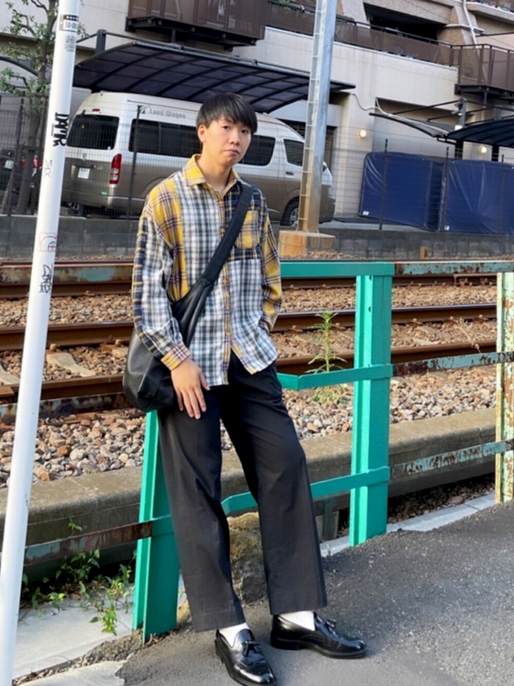「秋服準備はじめました、メンズファッション、HARUTA、ハルタ、ハルタ(HARUTA)、APC、A.P.C.、HARE、ハレ(HARE)、古着コーデ、古着MIX、古着男子、古着好き、スラックス、スラックスパンツ」｜「中国通販のアイテム（シャツ/ブラウス、イエロー系）」を使った、99's りく&せーかさん（メンズ・173cm）の秋コーディネートの3枚目の写真