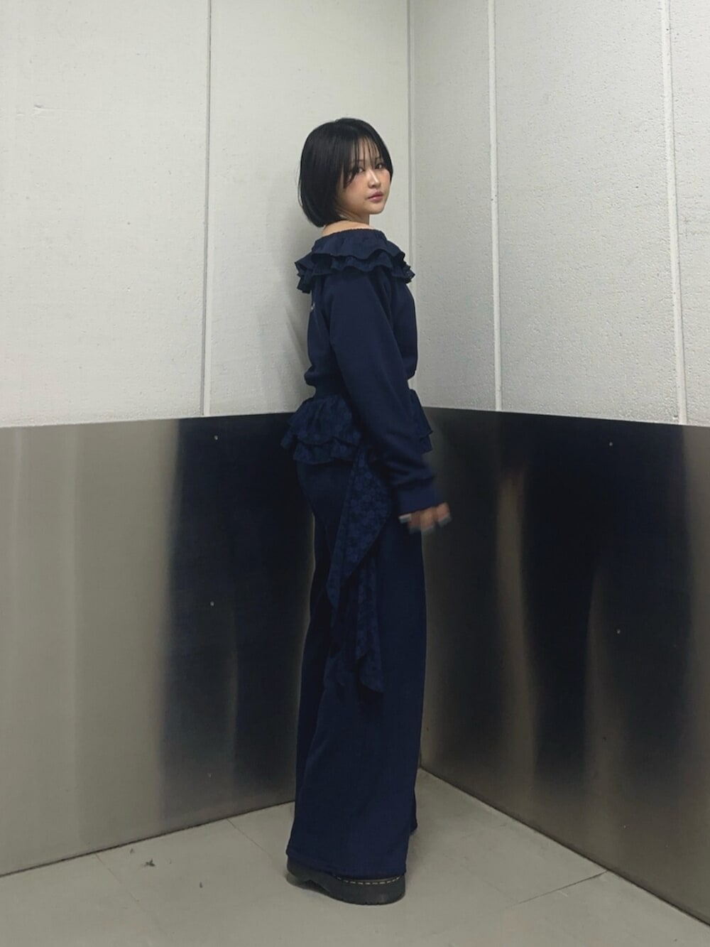 ブルー系のスウェット、ブルー系のスウェットパンツを着用したレディースの冬コーディネートの2枚目の写真