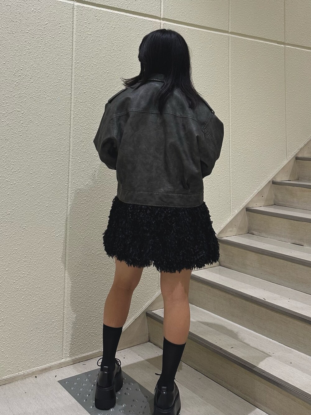 ブラック系のブルゾン、グレー系のシャツ/ブラウス、ブルー系のワンピースを着用したレディースの秋コーディネートの3枚目の写真