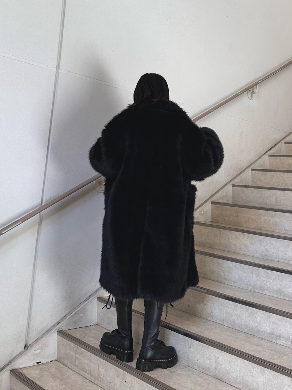 ブラック系のその他アウター、レッド系のワンピースを着用したレディースの秋コーディネートの3枚目の写真