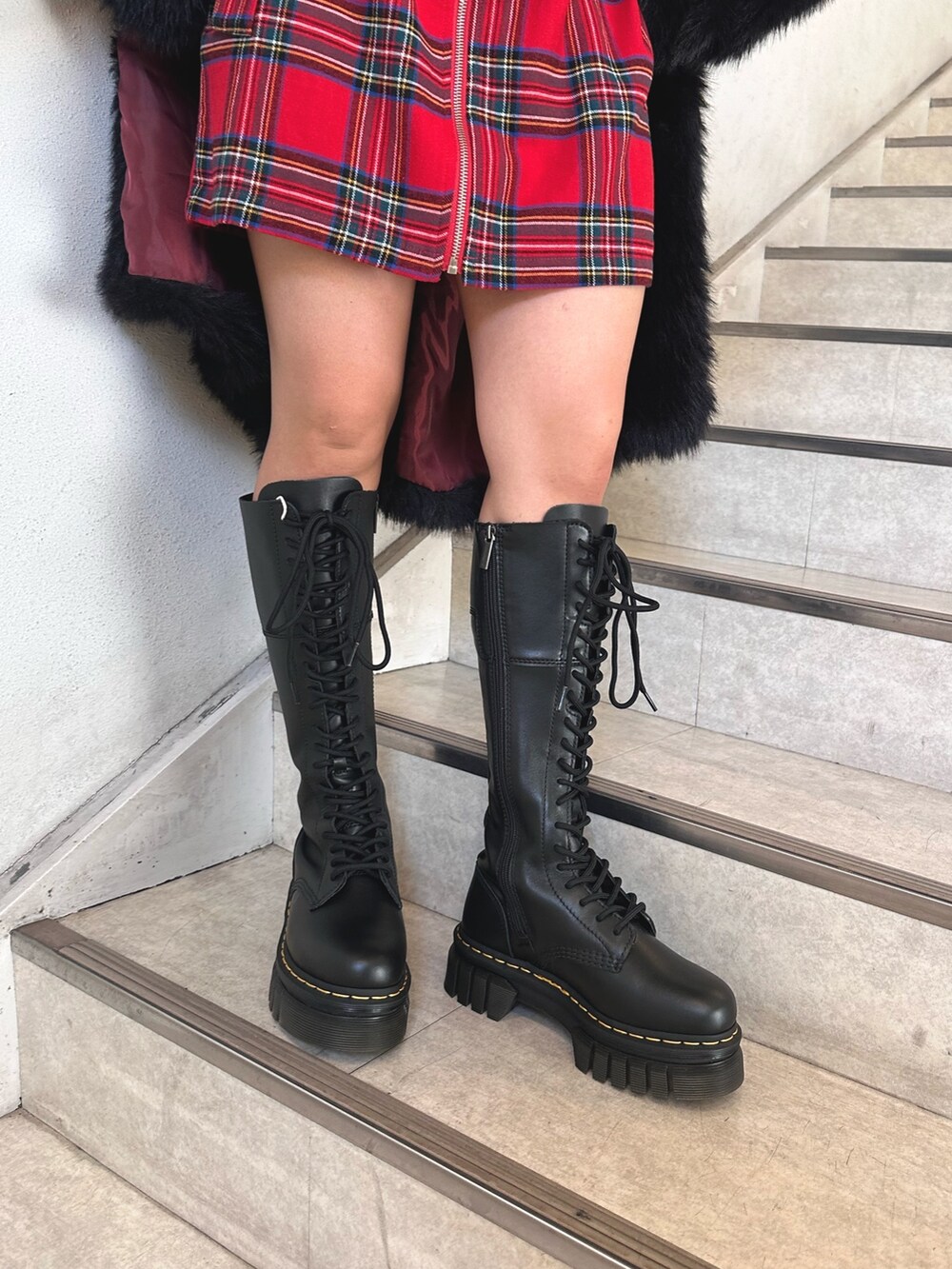 ブラック系のその他アウター、レッド系のワンピースを着用したレディースの秋コーディネートの6枚目の写真