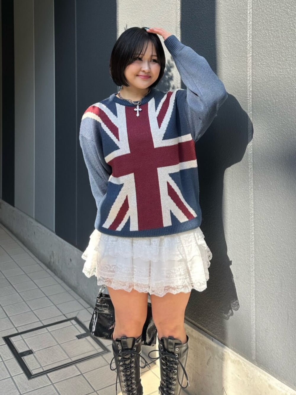 ブラック系のブーツ、ブルー系のニット/セーター、ホワイト系のその他パンツを着用したレディースの冬コーディネートの5枚目の写真