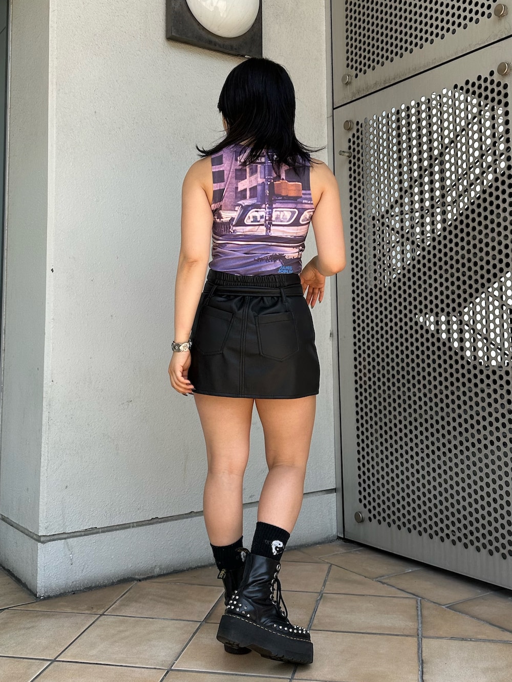 その他のタンクトップ、ブラック系のスカート、シルバー系のネックレスを着用したレディースの夏コーディネートの3枚目の写真