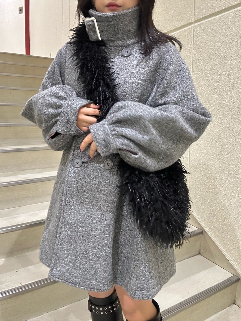 グレー系のその他アウター、ブラック系のショルダーバッグ、ブラック系のブーツを着用したレディースの秋コーディネートの6枚目の写真