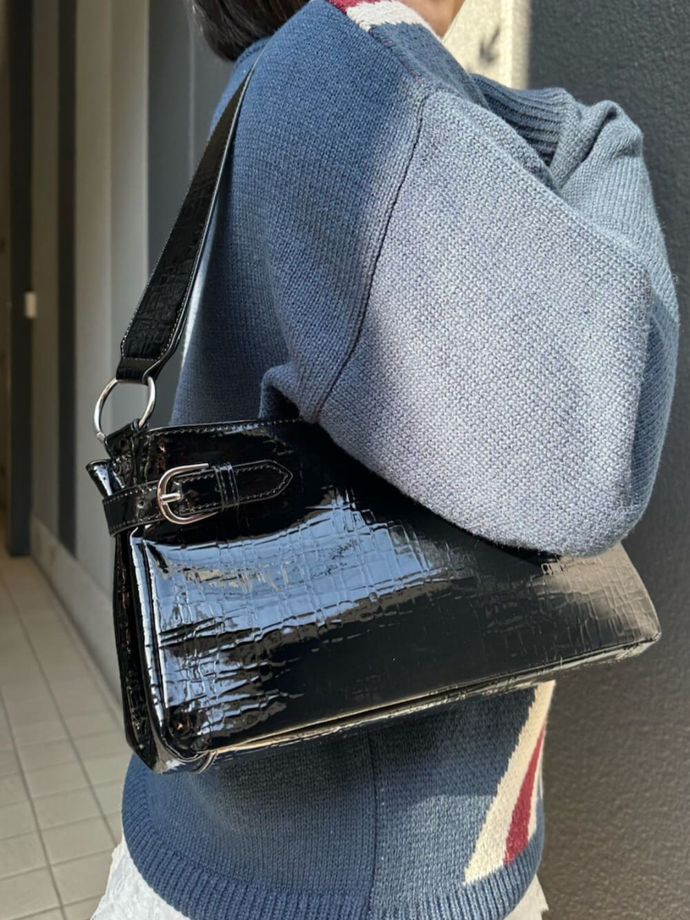 ブラック系のブーツ、ブルー系のニット/セーター、ホワイト系のその他パンツを着用したレディースの冬コーディネートの8枚目の写真