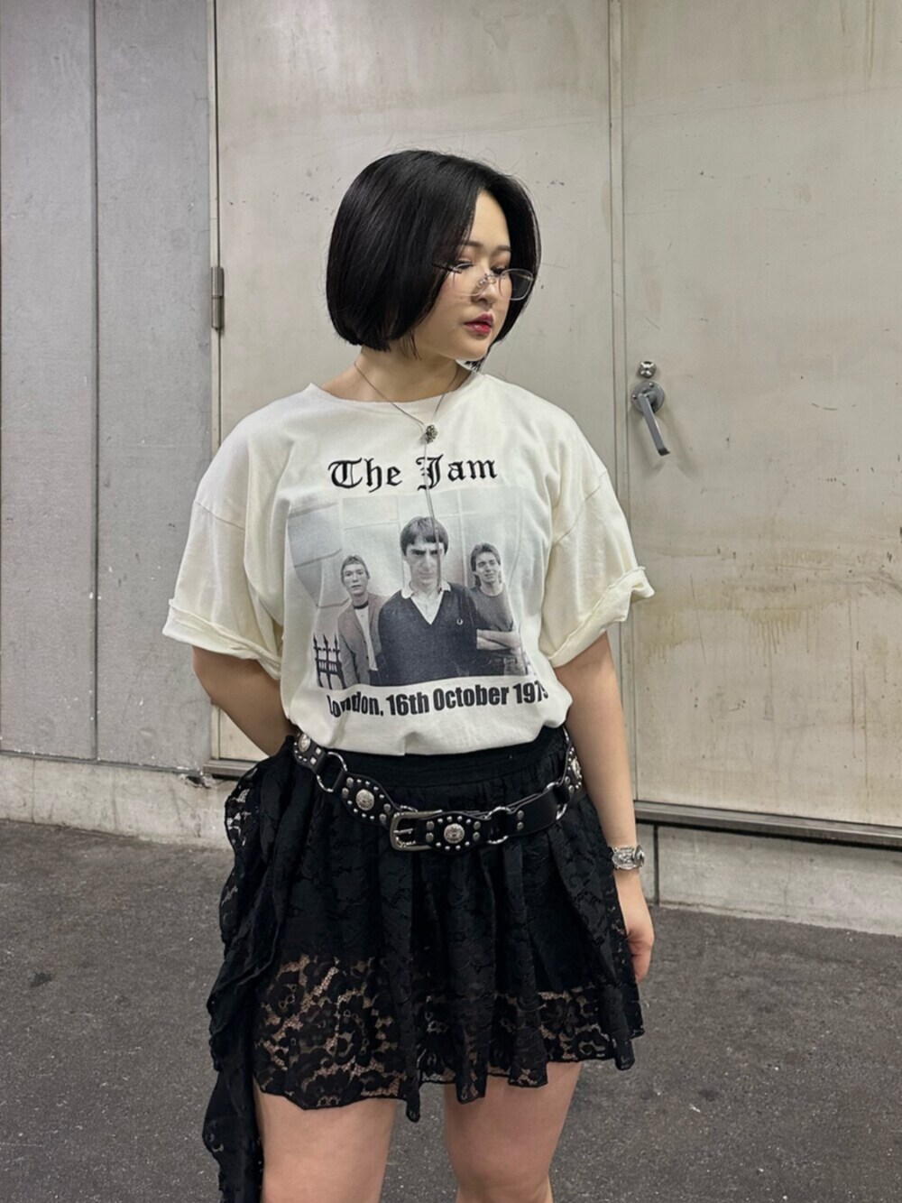 ブラック系のブーツ、ホワイト系のTシャツ/カットソー、ブラック系のスカートを着用したレディースの夏コーディネートの6枚目の写真