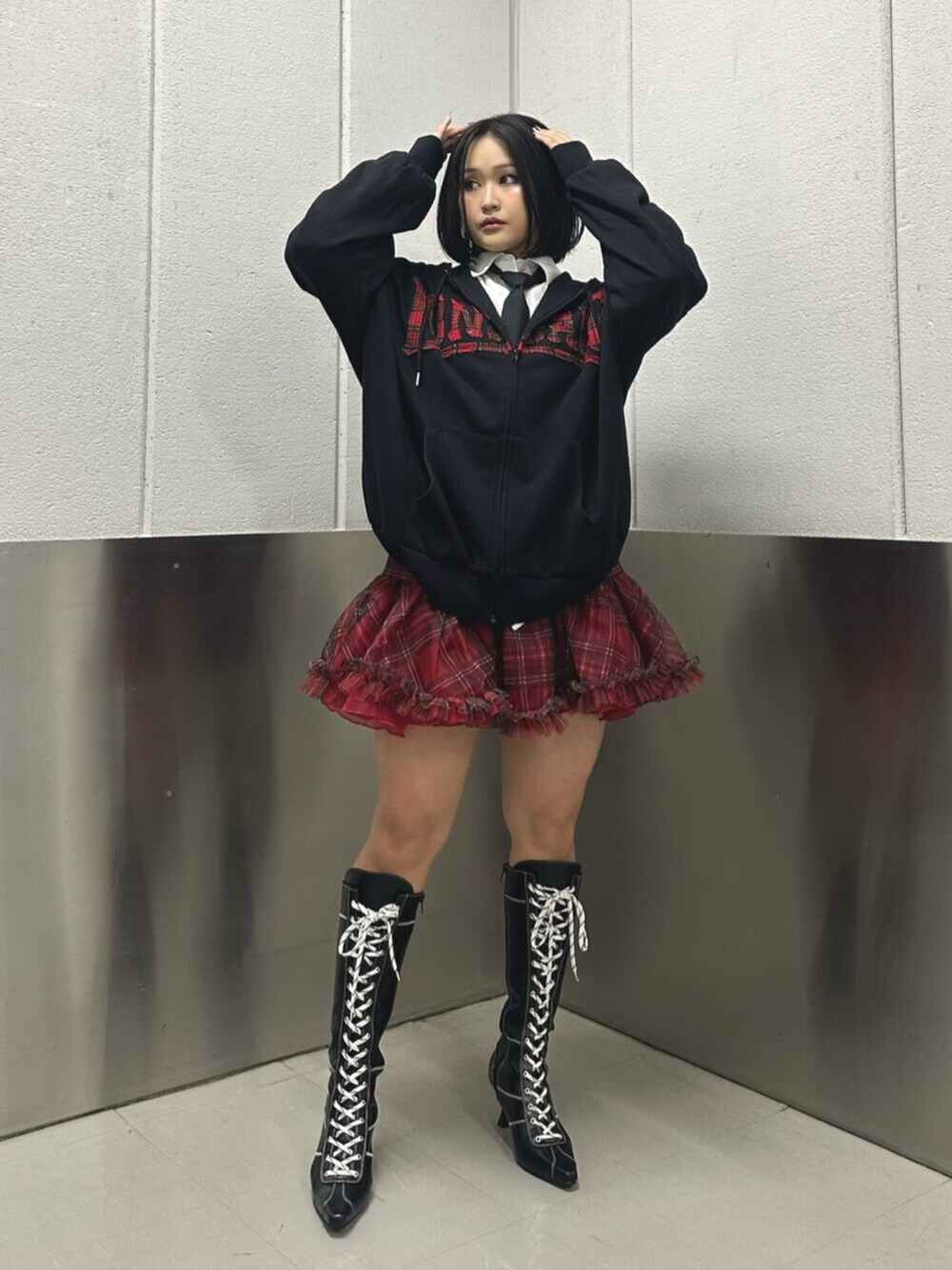 ホワイト系のシャツ/ブラウス、ブラック系のパーカー、レッド系のスカートを着用したレディースの秋コーディネートの2枚目の写真