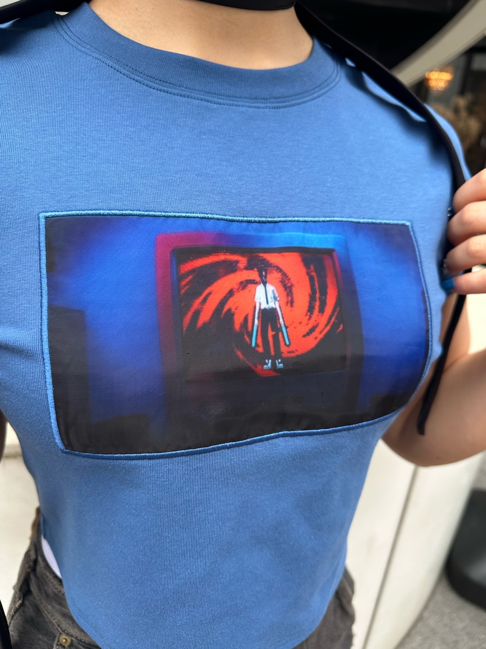 ブルー系のTシャツ/カットソー、ブラック系のデニムパンツ、ブラック系のその他パンツを着用したレディースの春コーディネートの6枚目の写真