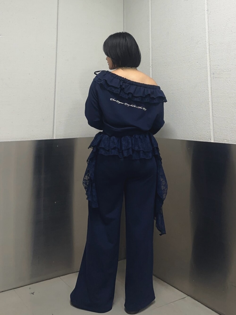 ブルー系のスウェット、ブルー系のスウェットパンツを着用したレディースの冬コーディネートの3枚目の写真