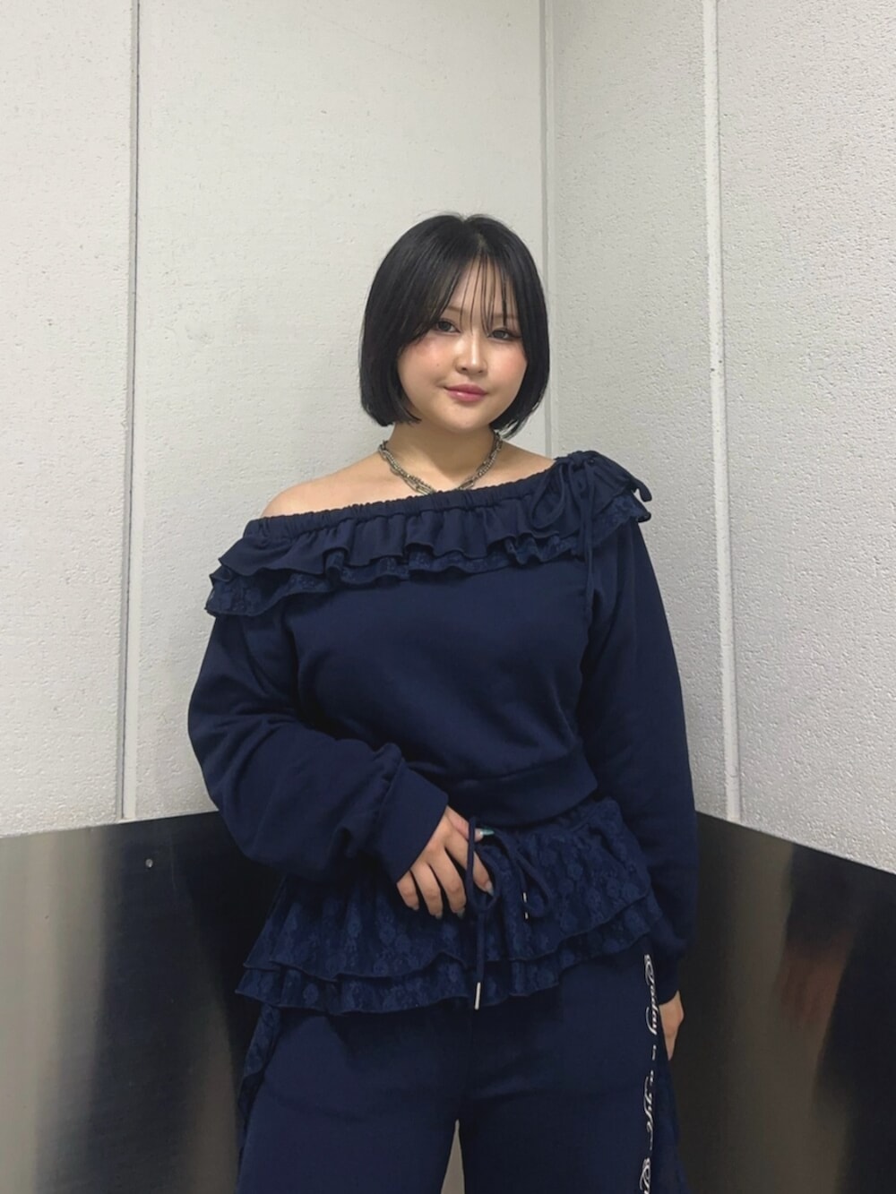 ブルー系のスウェット、ブルー系のスウェットパンツを着用したレディースの冬コーディネートの4枚目の写真