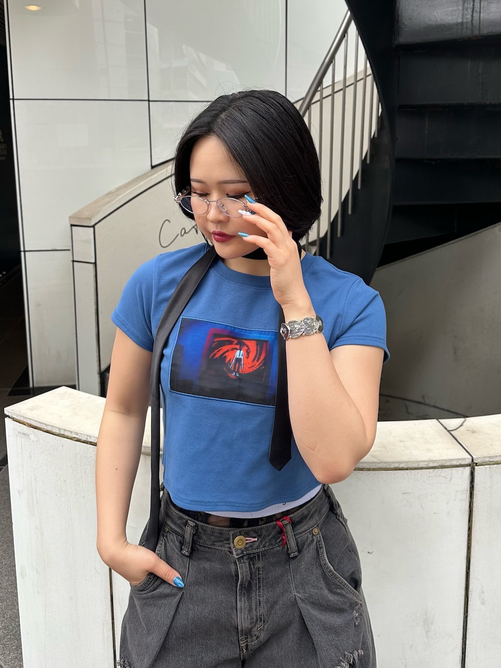 ブルー系のTシャツ/カットソー、ブラック系のデニムパンツ、ブラック系のその他パンツを着用したレディースの春コーディネートの5枚目の写真