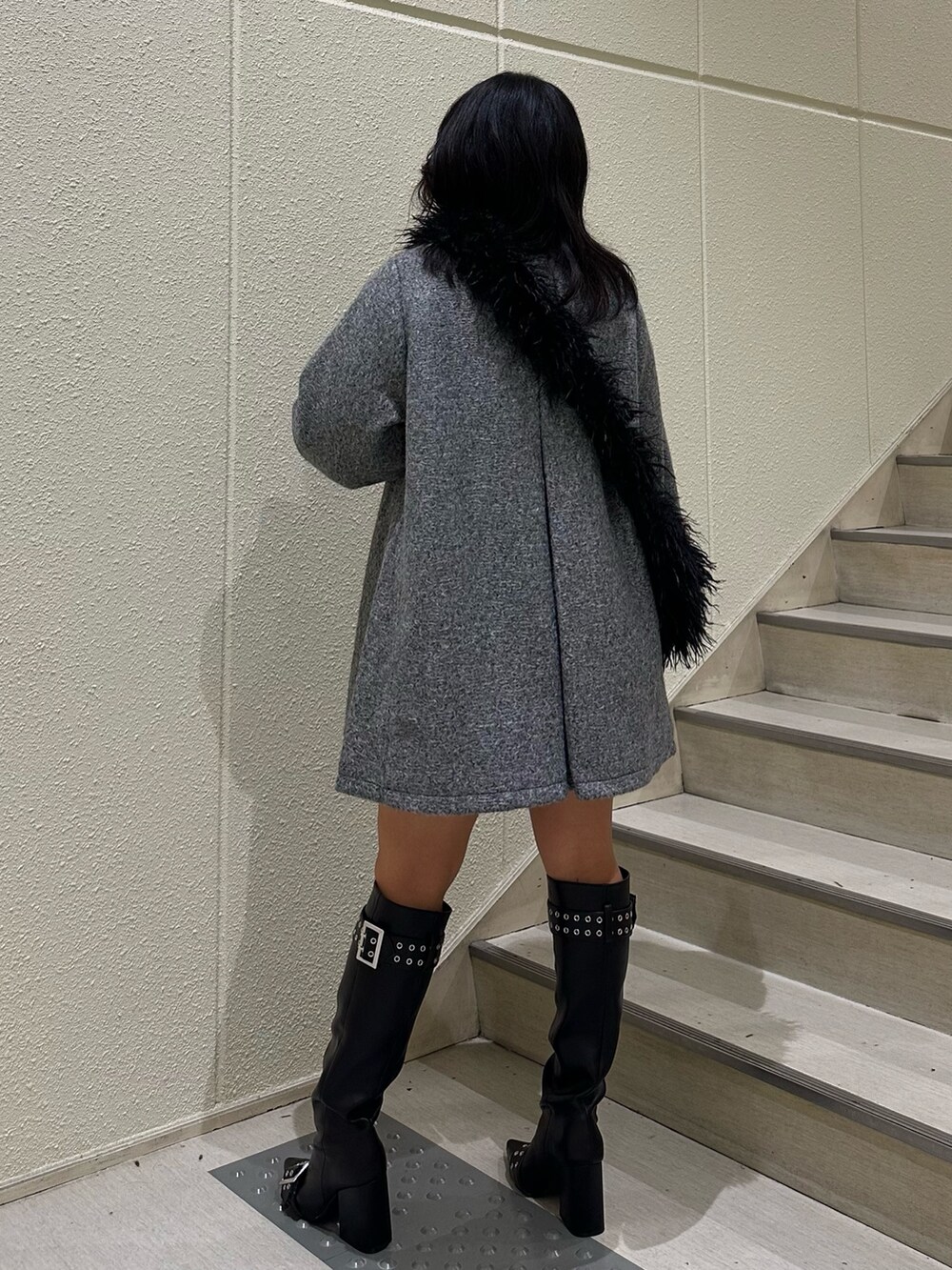 グレー系のその他アウター、ブラック系のショルダーバッグ、ブラック系のブーツを着用したレディースの秋コーディネートの3枚目の写真