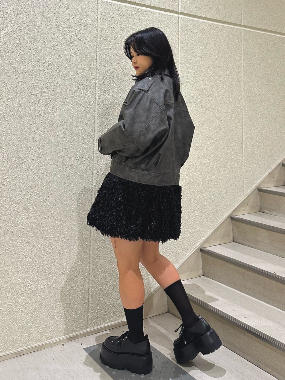 ブラック系のブルゾン、グレー系のシャツ/ブラウス、ブルー系のワンピースを着用したレディースの秋コーディネートの2枚目の写真