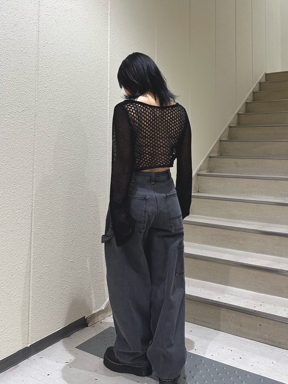 ブラック系のカーディガン/ボレロ、ブルー系のキャミソール、ブラック系のデニムパンツを着用したレディースの夏コーディネートの3枚目の写真