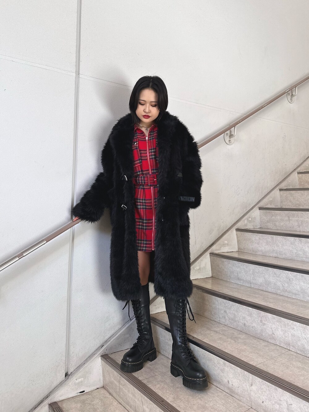 ブラック系のその他アウター、レッド系のワンピースを着用したレディースの秋コーディネートの2枚目の写真