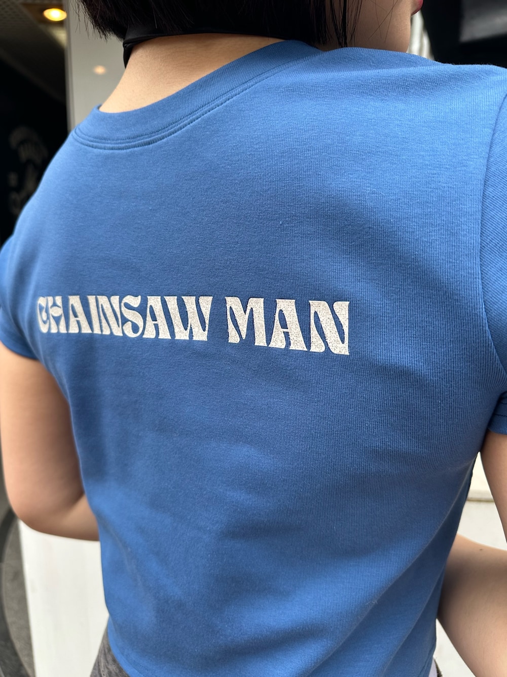 ブルー系のTシャツ/カットソー、ブラック系のデニムパンツ、ブラック系のその他パンツを着用したレディースの春コーディネートの7枚目の写真