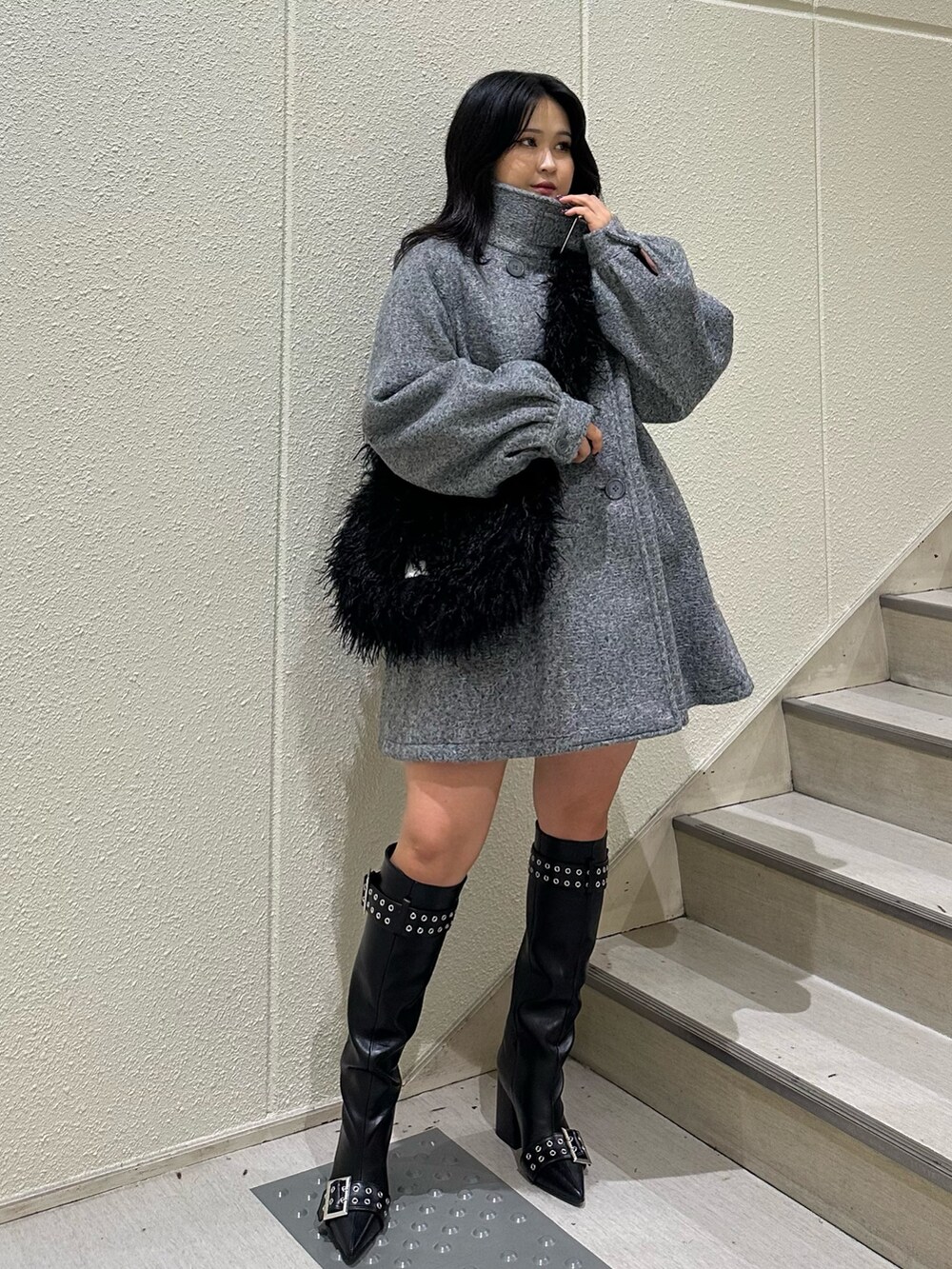 グレー系のその他アウター、ブラック系のショルダーバッグ、ブラック系のブーツを着用したレディースの秋コーディネートの4枚目の写真
