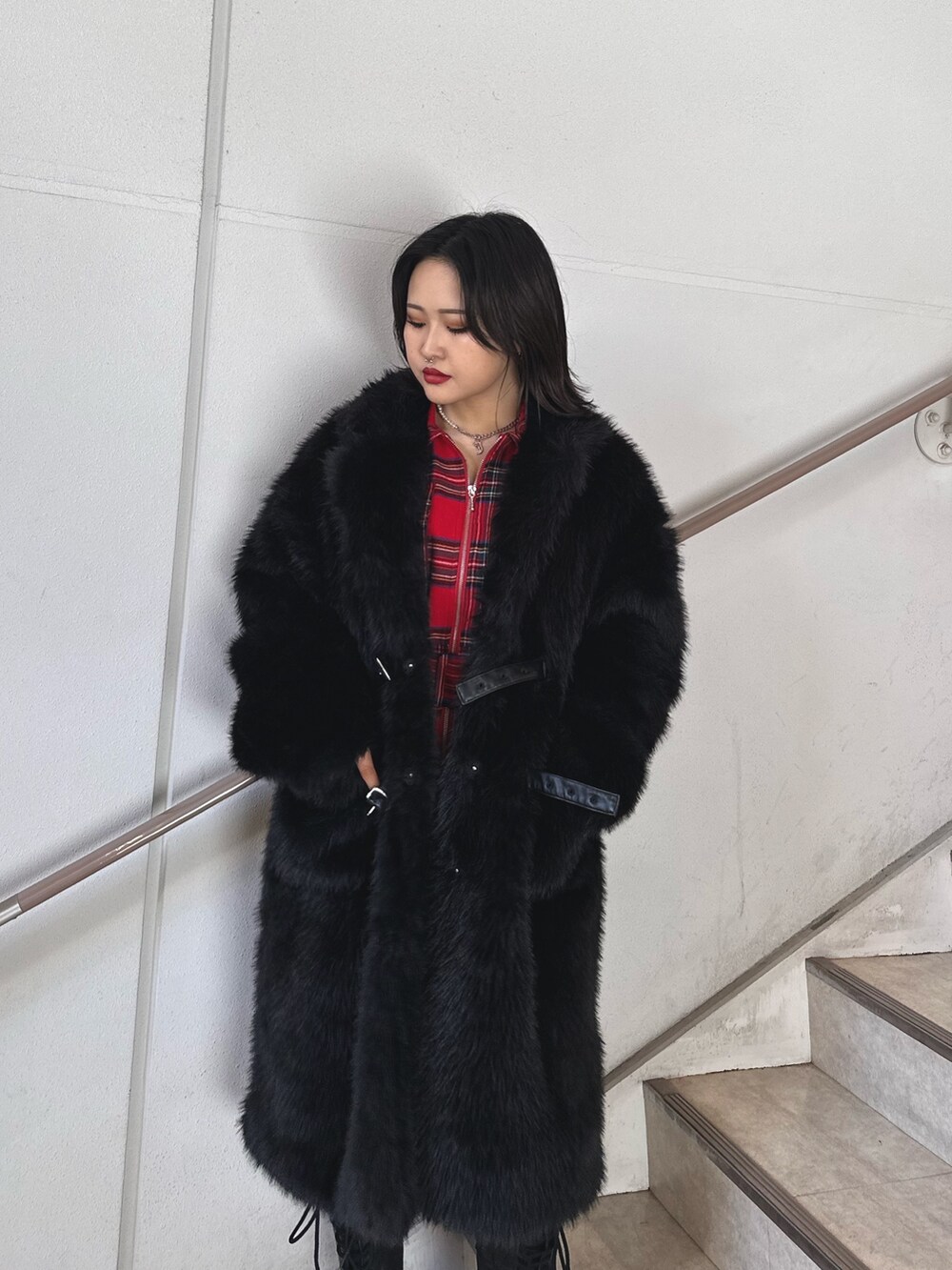 ブラック系のその他アウター、レッド系のワンピースを着用したレディースの秋コーディネートの4枚目の写真