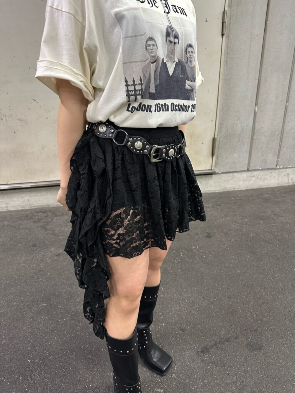 ブラック系のブーツ、ホワイト系のTシャツ/カットソー、ブラック系のスカートを着用したレディースの夏コーディネートの5枚目の写真