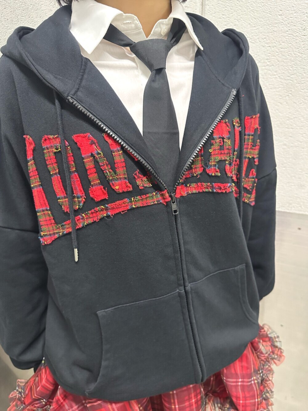 ホワイト系のシャツ/ブラウス、ブラック系のパーカー、レッド系のスカートを着用したレディースの秋コーディネートの5枚目の写真