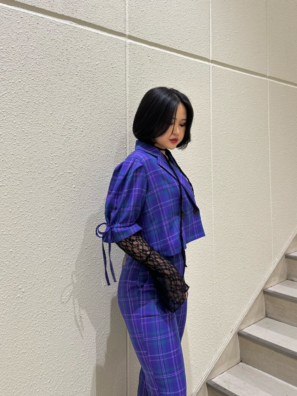 パープル系のテーラードジャケット、パープル系のその他パンツ、ブラック系のTシャツ/カットソーを着用したレディースの冬コーディネートの5枚目の写真