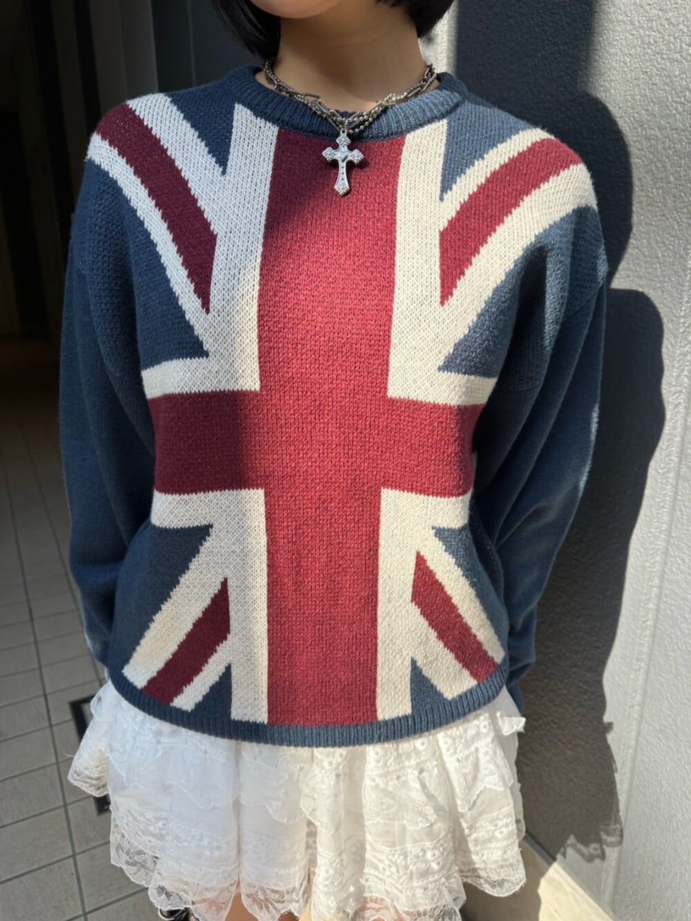 ブラック系のブーツ、ブルー系のニット/セーター、ホワイト系のその他パンツを着用したレディースの冬コーディネートの6枚目の写真