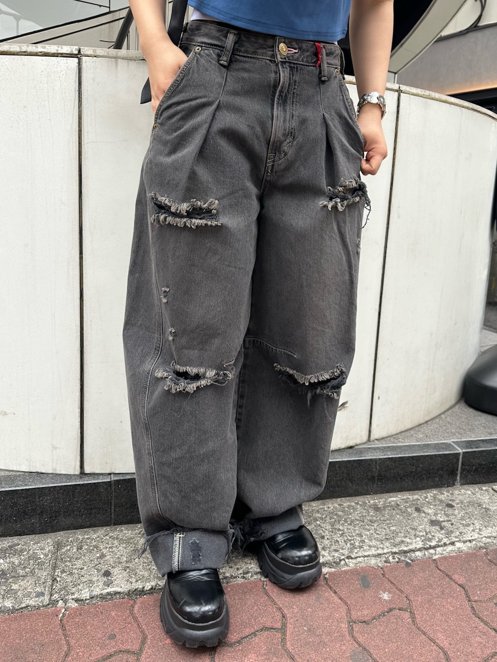 ブルー系のTシャツ/カットソー、ブラック系のデニムパンツ、ブラック系のその他パンツを着用したレディースの春コーディネートの8枚目の写真