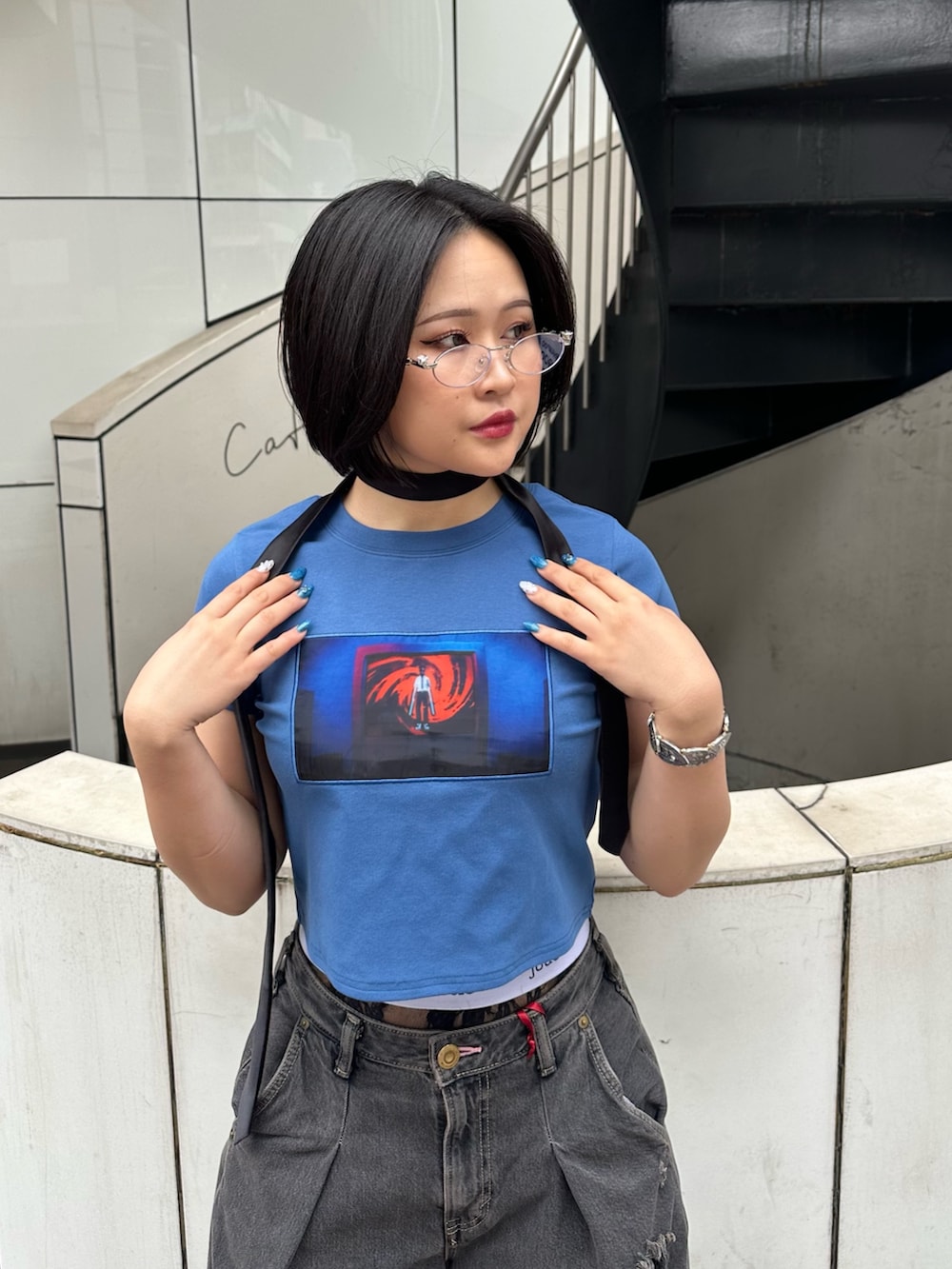 ブルー系のTシャツ/カットソー、ブラック系のデニムパンツ、ブラック系のその他パンツを着用したレディースの春コーディネートの4枚目の写真