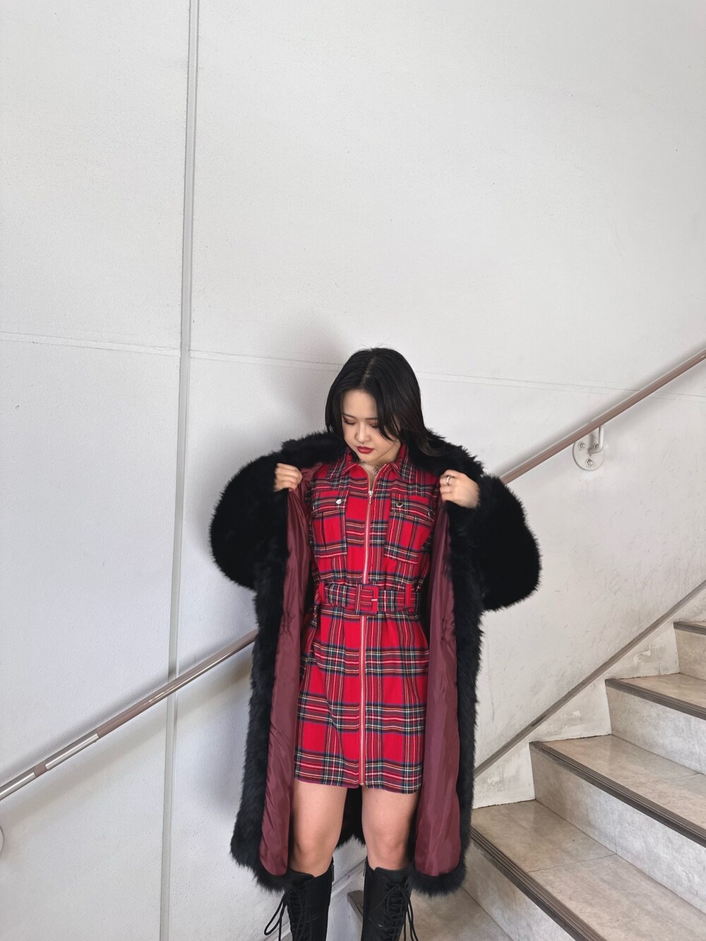 ブラック系のその他アウター、レッド系のワンピースを着用したレディースの秋コーディネートの5枚目の写真